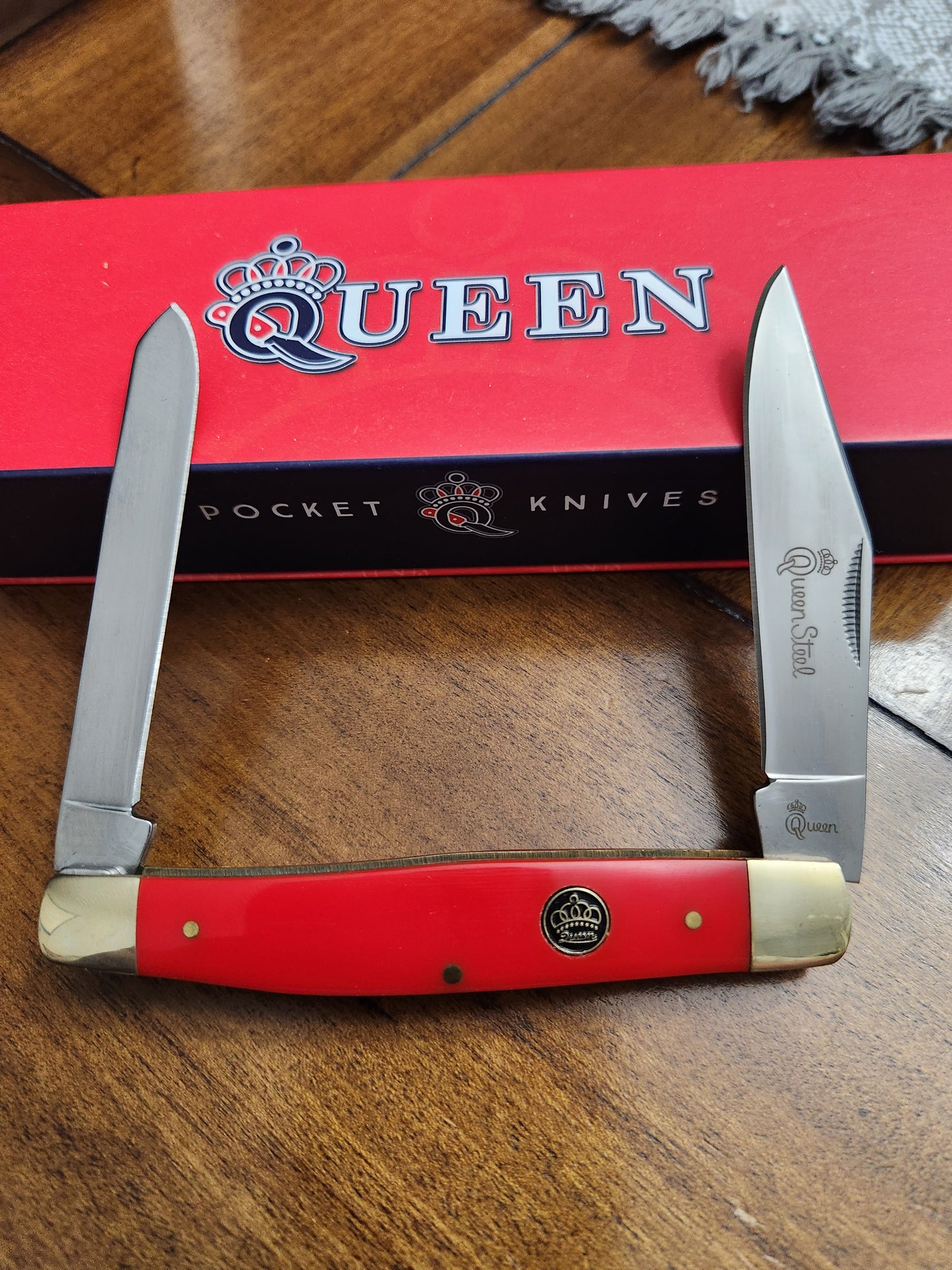 Queen Cutlery Red Synthetic Large Moose pocket knife