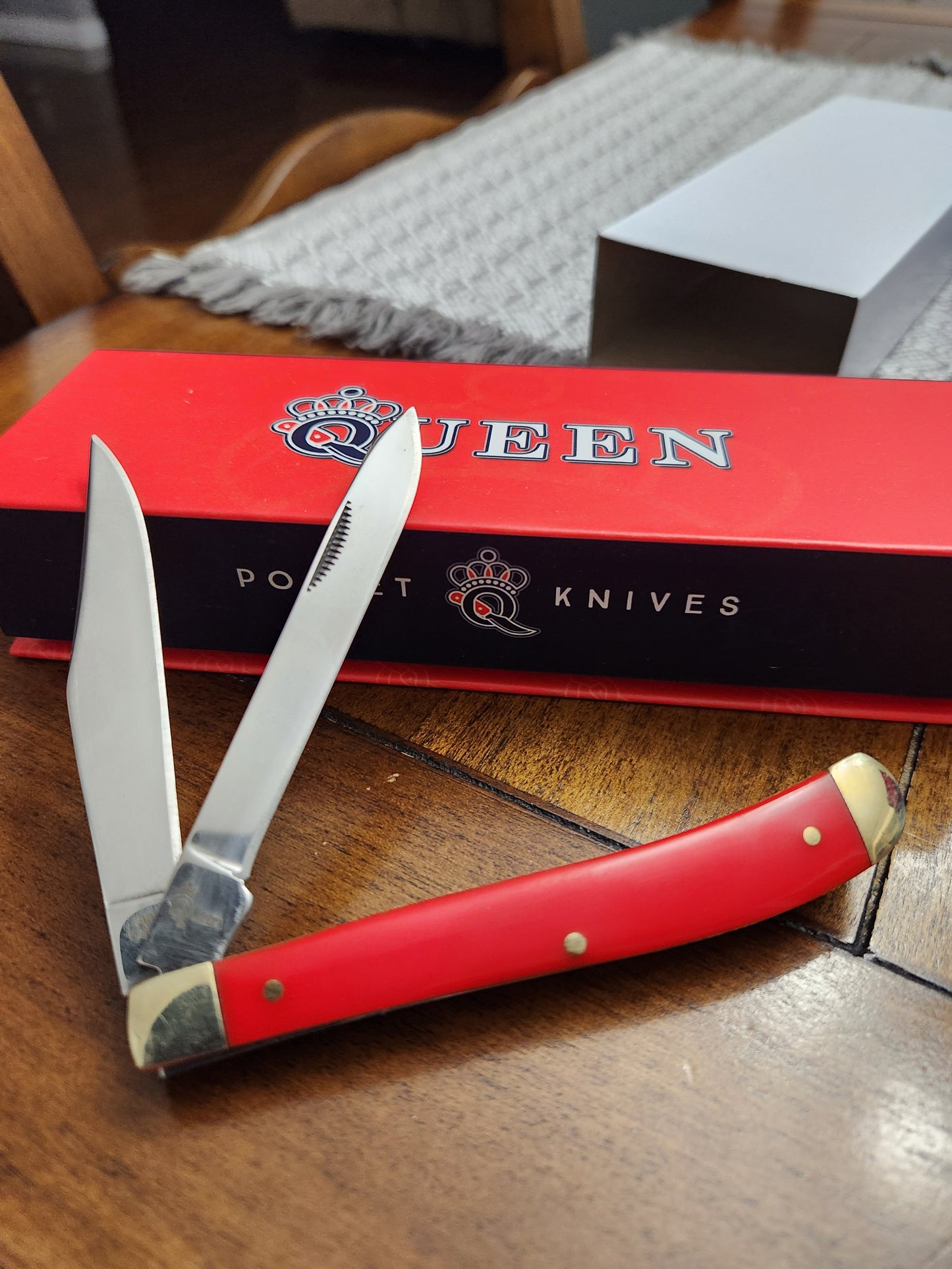 Queen Cutlery Red Synthetic Slimline Trapper pocket knife QN30R