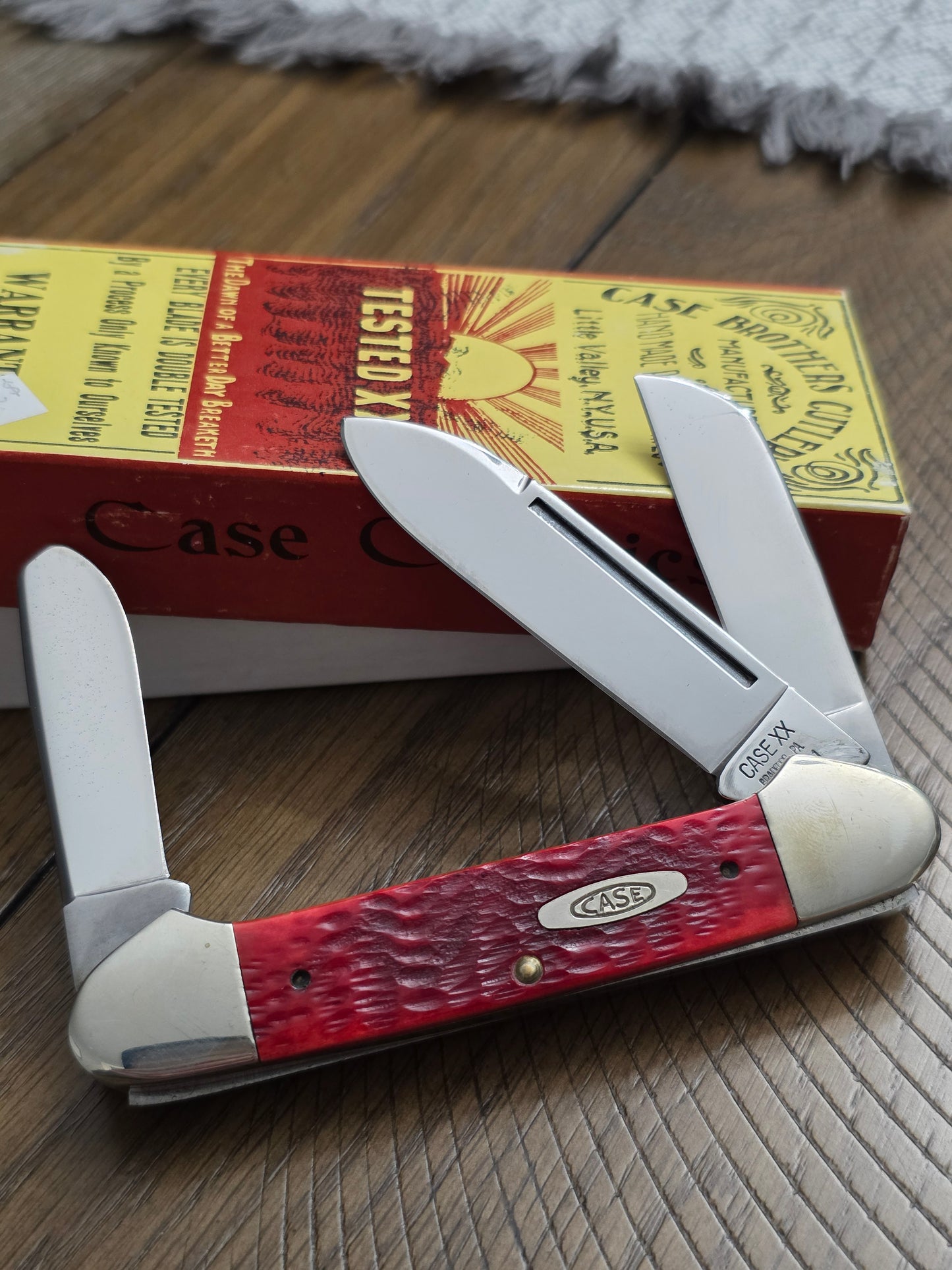 1991 Case XX Classic 6394 Gun Boat Canoe 3 Blade Red Jig Bone Handle