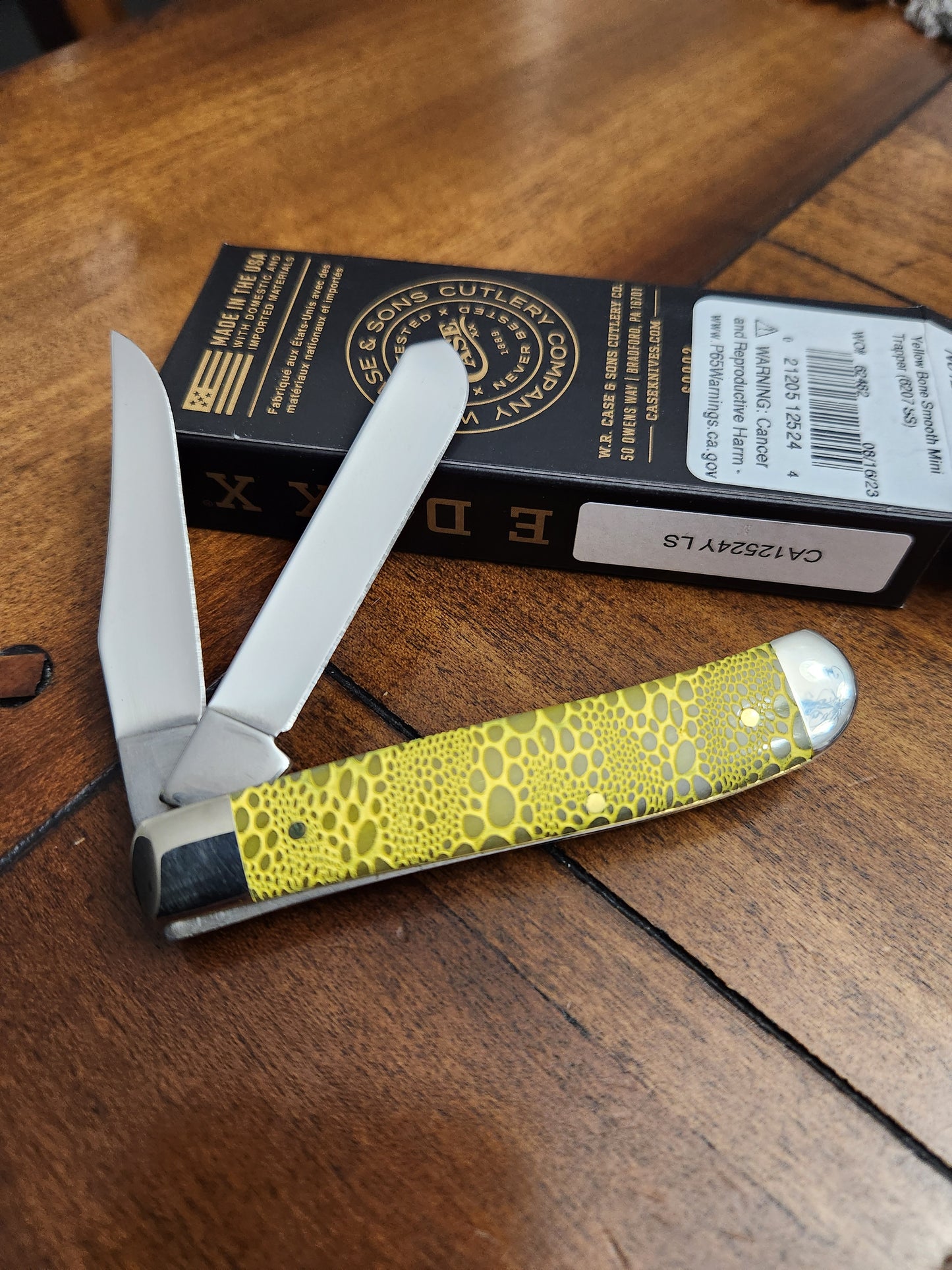 Case XX 6207 Yellow Bone Mini Trapper with Yellow Lizard Skin Handles 1 of 500 CA12524YLS