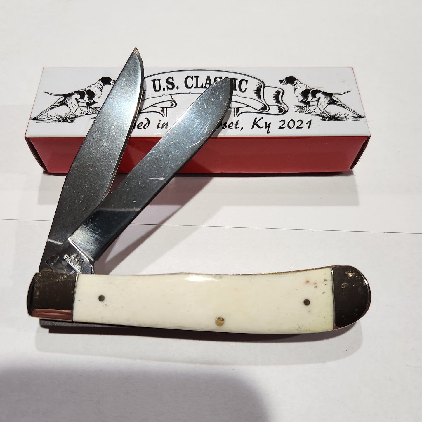 US Classic Trapper 40WBN Coon Hunter sur un membre en os blanc lisse