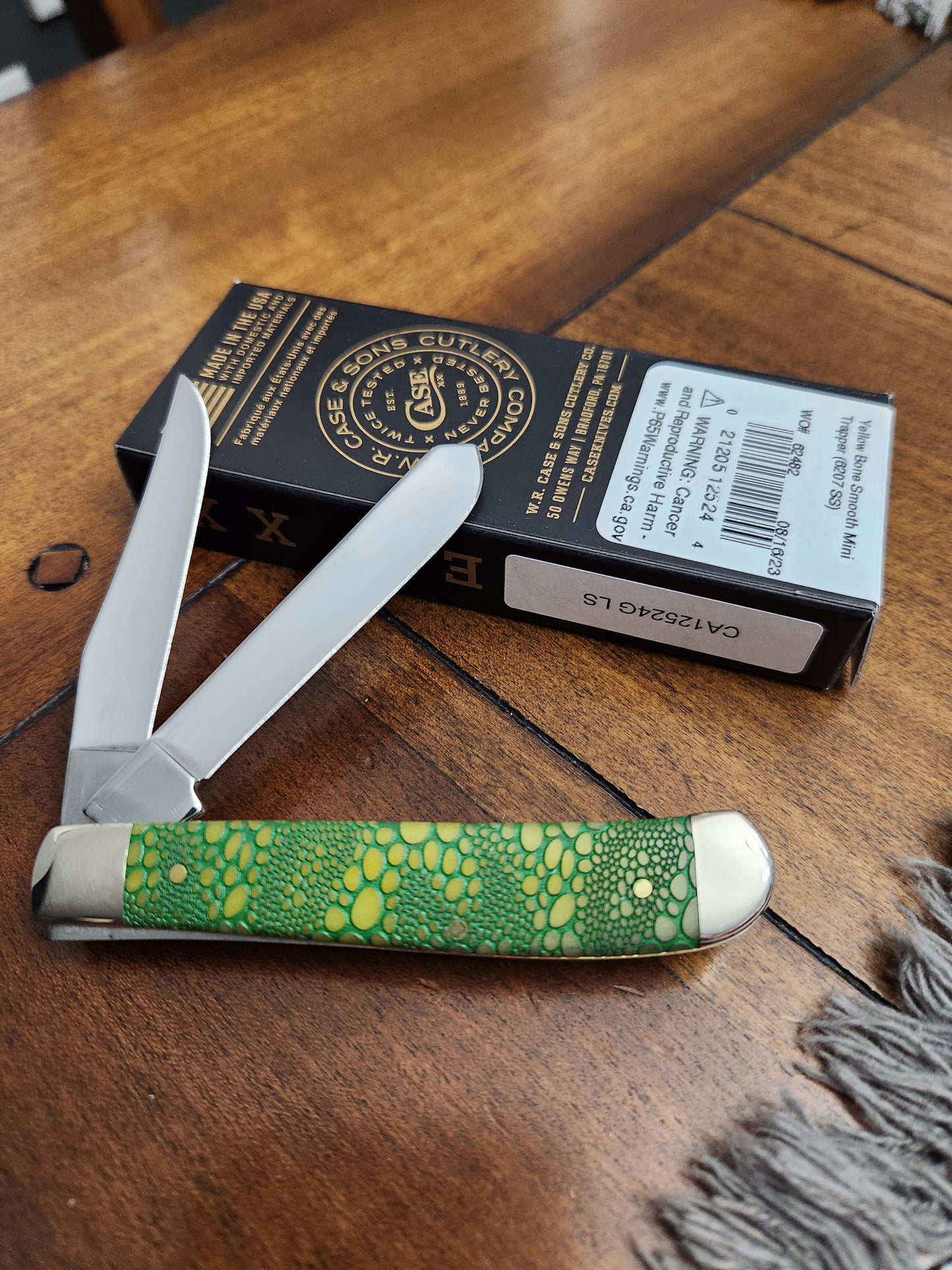 Case XX 6207 Yellow Bone Mini Trapper with Green Lizard Skin Handles 1 of 500 CA12524GLS