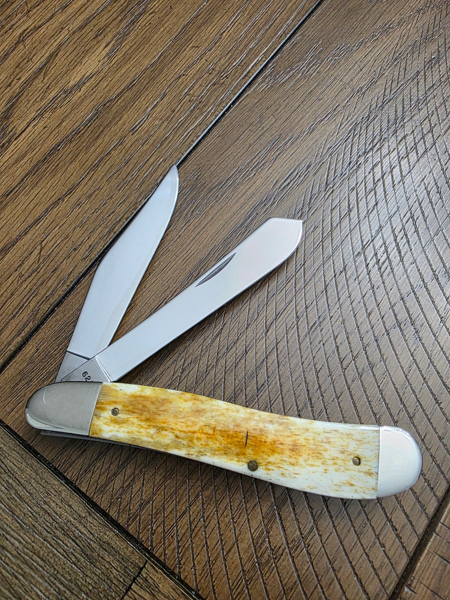 1989 Case XX 6240 Antique Bone DogLeg Trapper 2 Blade Bar shield