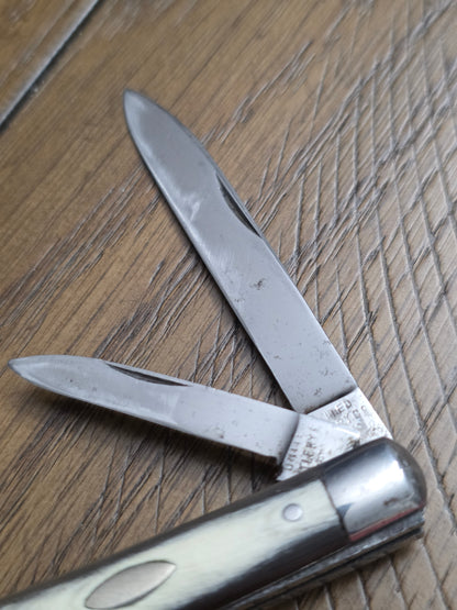 United Cuterly 2 Blade Gentleman Jack Buffalo Horn Handles