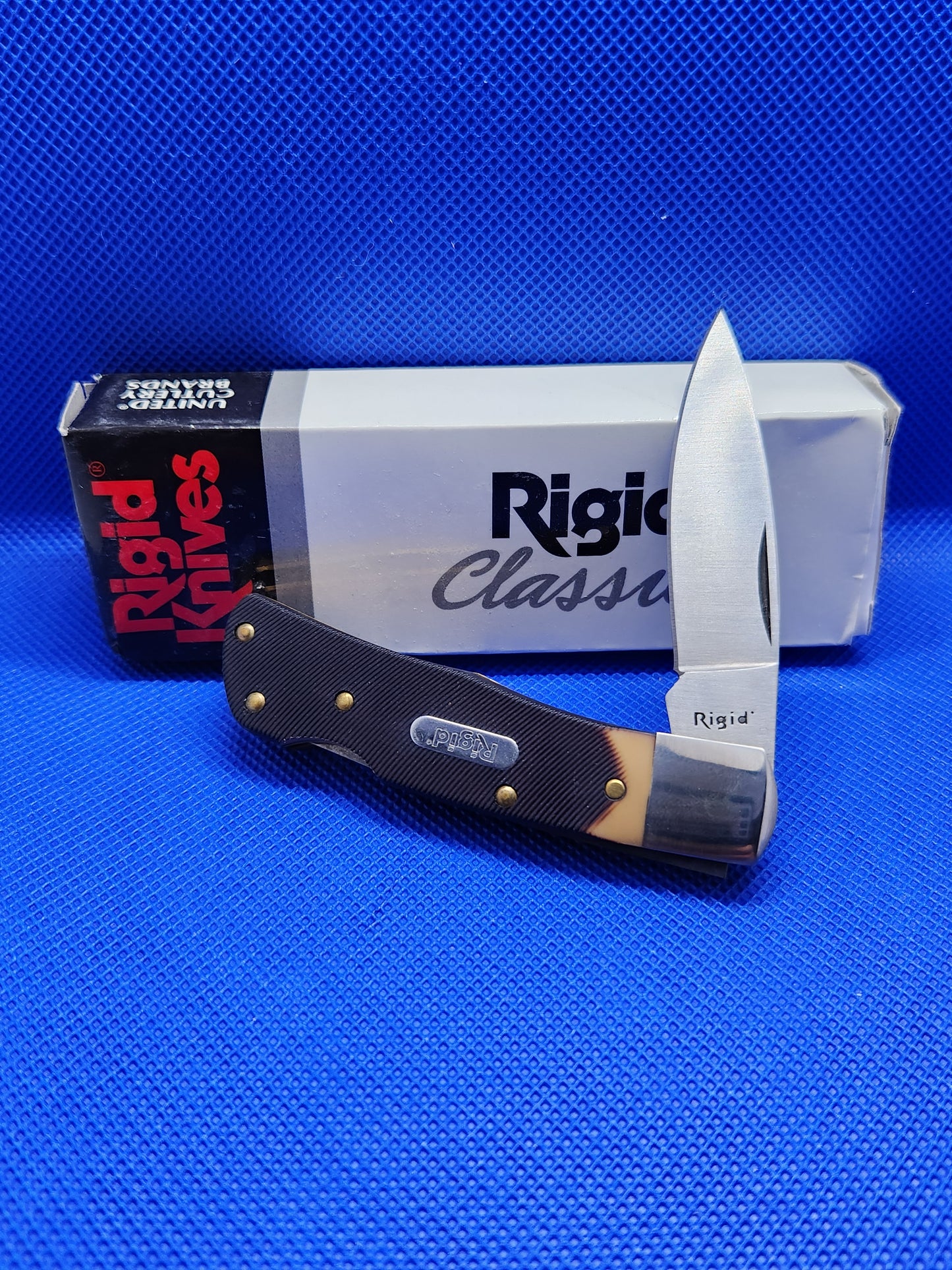 Rigid Knives Small Lockback Sawcut Delrin Handles 440 Brush Stainless Steel by United Cutlery Brands RG0809