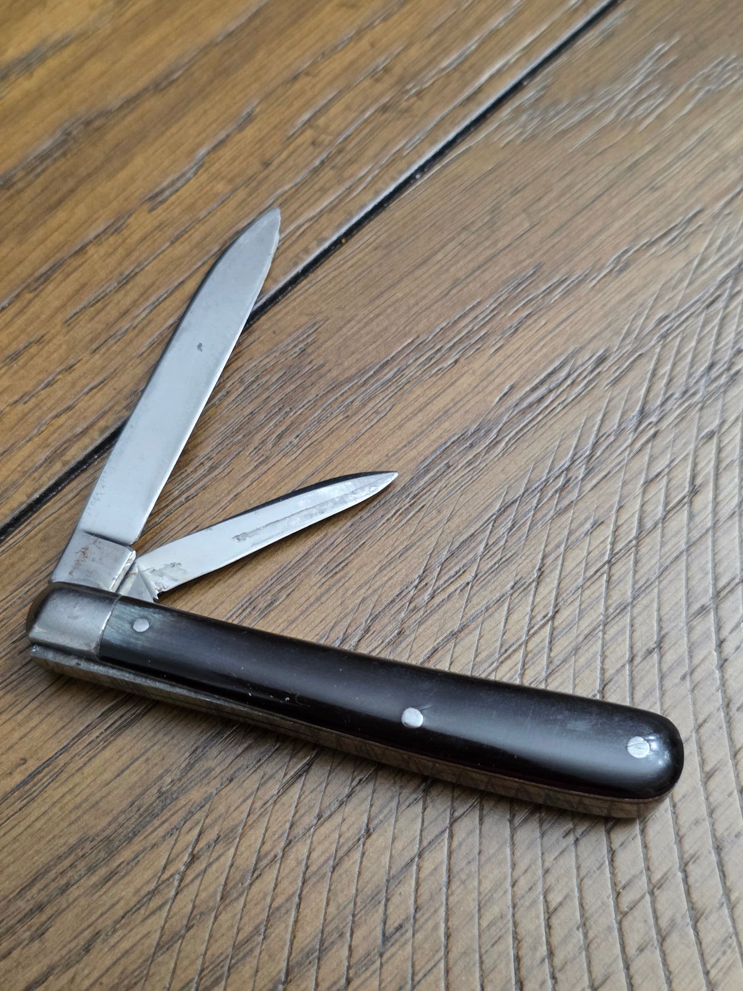 United Cuterly 2 Blade Gentleman Jack Buffalo Horn Handles